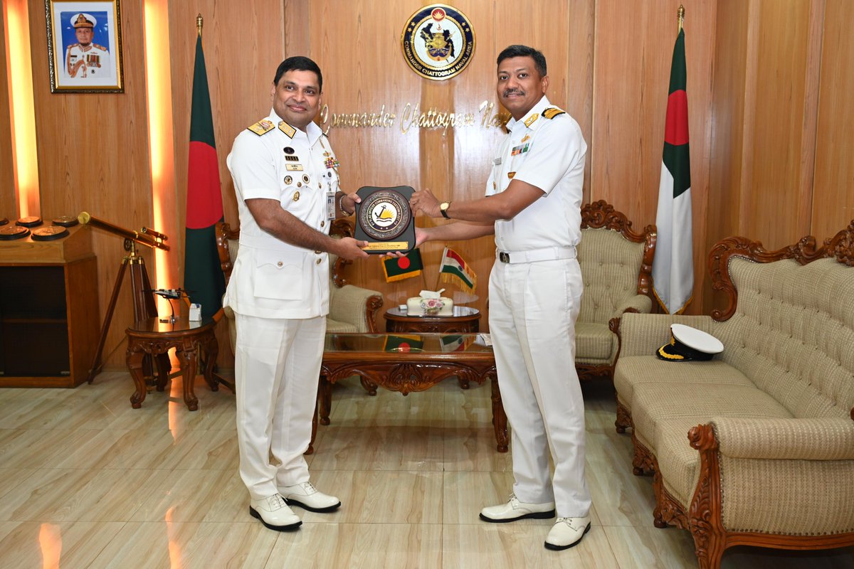 indiannavy's tweet photo. During the visit to Bangladesh, the CO #INSRanvir called on RAdm Khondkar Misbah-ul-Azim, Commander Chattogram Naval Area #COMCHIT & RAdm SM Moniruzzaman, Commander Bangladesh Naval Fleet #COMBAN.
🇮🇳-🇧🇩 #BridgesofFriendship
#MaritimePartnership
@ihcdhaka @IN_EasternFleet https://t.co/IwmpVr9yaw