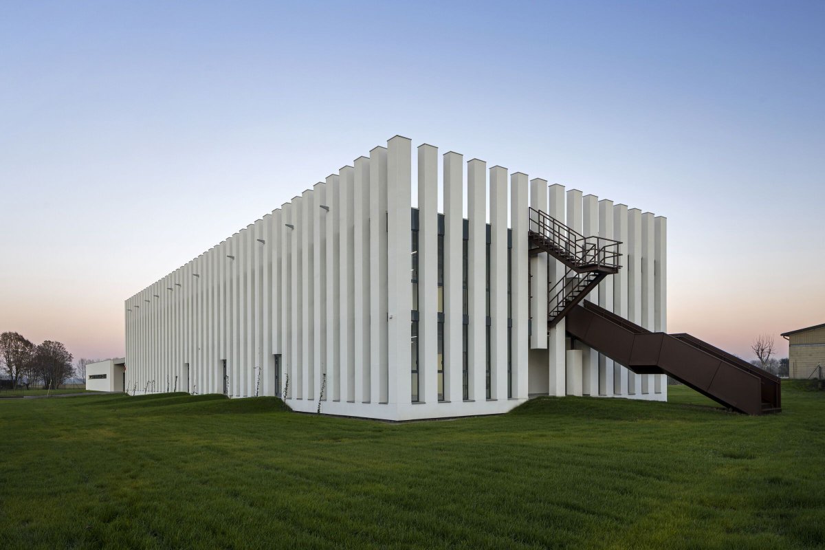 Archello's tweet image. The new Guglielmo Marconi Primary School in Sissa, designed by Lucio Serpagli and Alessandro Gattara, is a Near Zero Energy Building with a wooden X-Lam structure. 
buff.ly/4cGwdVV 

#SustainableDesign #InnovativeArchitecture #GreenBuilding