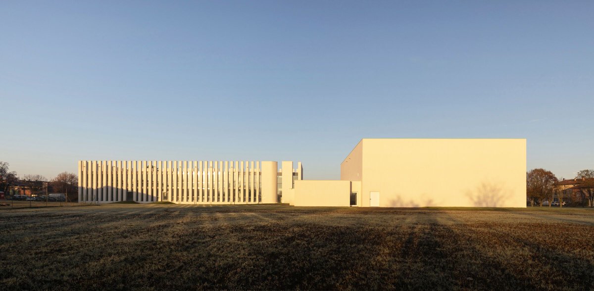 Archello's tweet image. The new Guglielmo Marconi Primary School in Sissa, designed by Lucio Serpagli and Alessandro Gattara, is a Near Zero Energy Building with a wooden X-Lam structure. 
buff.ly/4cGwdVV 

#SustainableDesign #InnovativeArchitecture #GreenBuilding