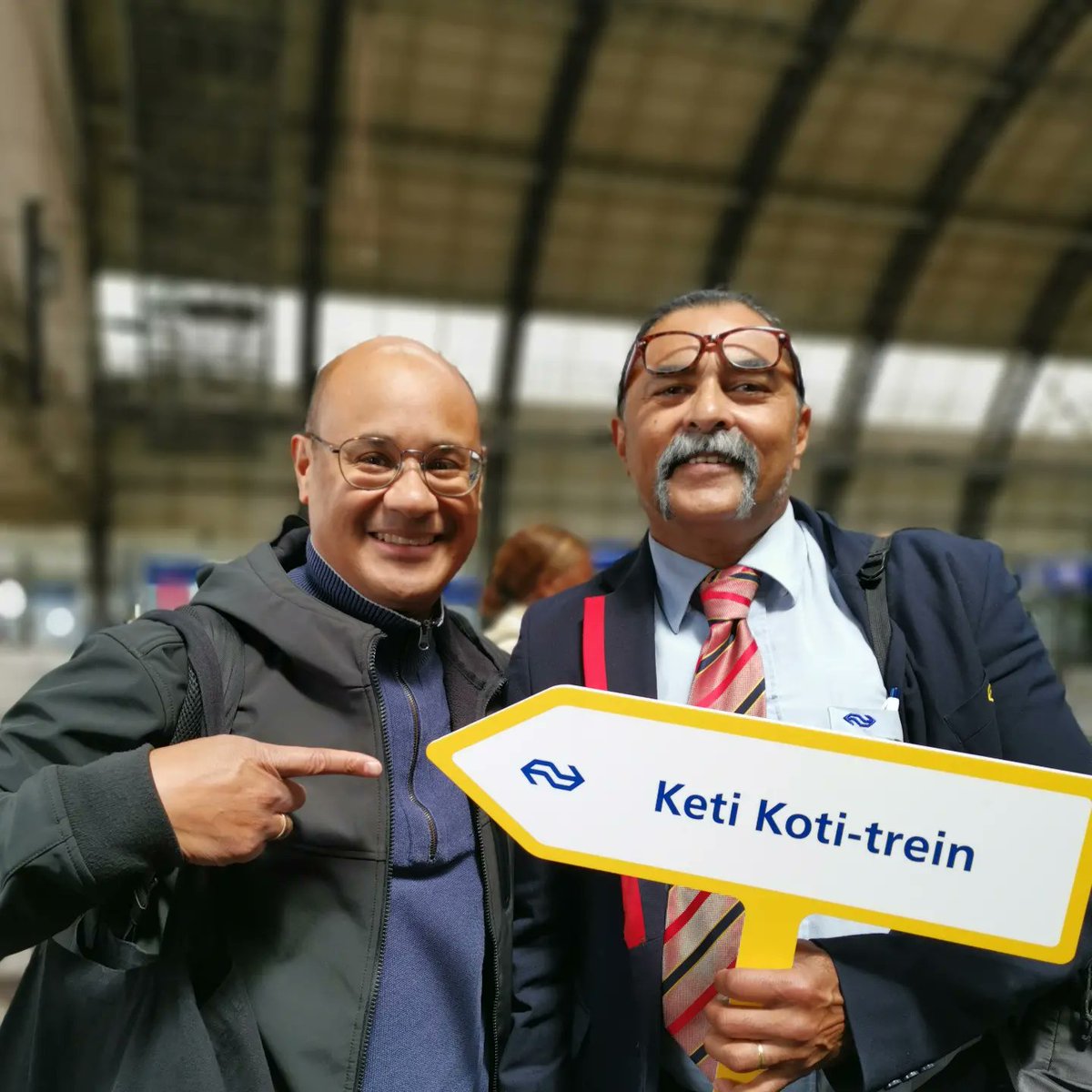 Keti Koti, een feestdag die ook in Nederland wordt gevierd, herdenkt de afschaffing van de slavernij op 1 juli 1863 in Suriname en de Nederlandse Antillen. Hoe verder?
wan bon
someni wiwiri
wan bon
-----
Eén boom
zovele bladeren
één boom.
(vrij naar: R. Dobru) #KetiKoti