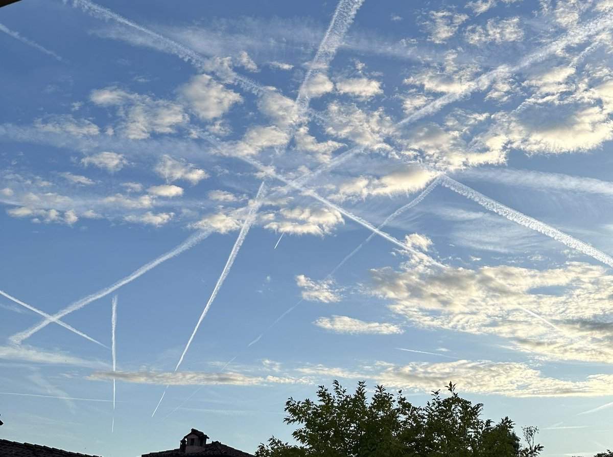 Demo2020cracy's tweet image. Why aren't more people angry about the #GeoEngineering happening over their heads?