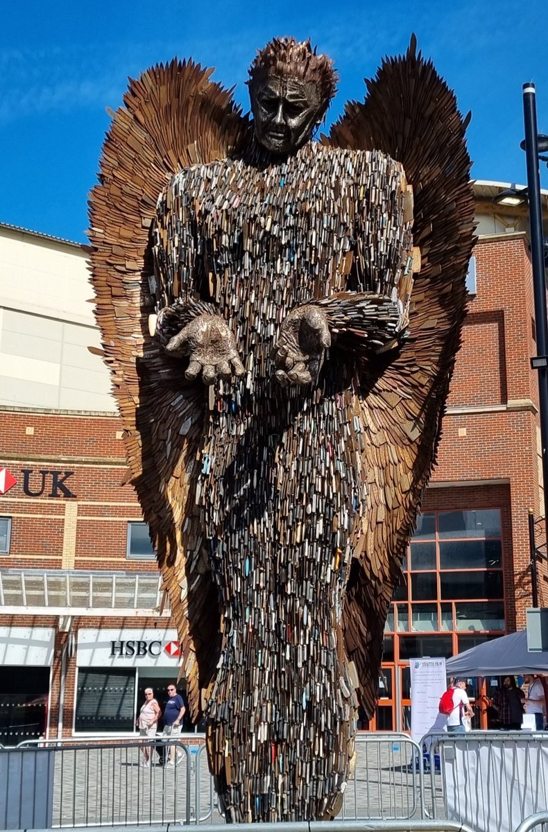 Dons3's tweet photo. Today, I attended the official opening of the Knife Angel statue in Southend City.

It truly was a very poignant &amp; and thought-provoking ceremony that gave me tears.
We will be hosting it for the next 4 weeks alongside a programme of anti-violence education in our city.
#Southend https://t.co/lP9m2LgSuV