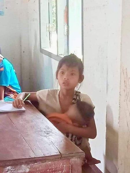 " ခါးလိုက်တာ "😭😭😭
------------------------
ဘဝခါးခါး
ကြုံသော်ငြား လည်း
ကြိုးစား ရုန်းကန်
စာကို အံသည့်
မြန်မာပြည်က ကျောင်းသူလေး ။  ။

#crd မြစ်မင်းဧရာ

It's bitter
--------

Life is bitter
Although experiencing
Try and struggle
Reading the letter
A student in Myanmar.