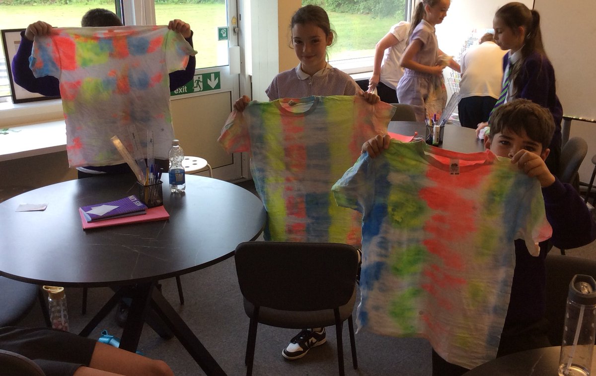 bwpy56's tweet photo. Year 5/6 have been very creative this week. Experimenting with colours, textiles and tie dye for the summer. ☀😎 #BWPArt #BWPDT https://t.co/kc35LyGFQK