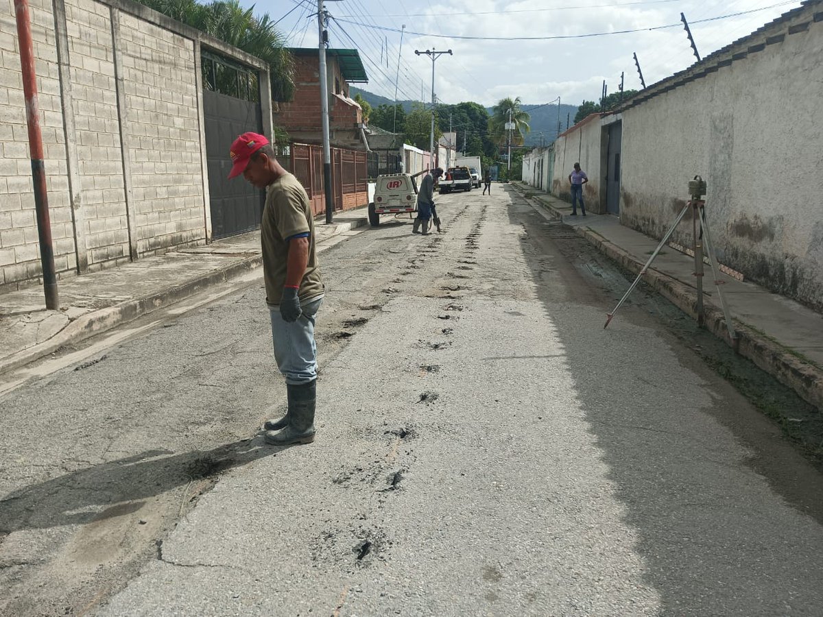 jefaturaSm2's tweet photo. #1jul Se inicia la sustitucion de Colector de 100 metros lineales con tubería de 10" en la calle Los Nísperos de la comunidad El Naranjal Cumpliendo orientación de nuestro Pte @ConMaduroMas_ y la alcaldesa @johanitakenpo
Seguimos Trabajando porque La Esperanza está en la calle 🫶 https://t.co/JrU4fypZUY