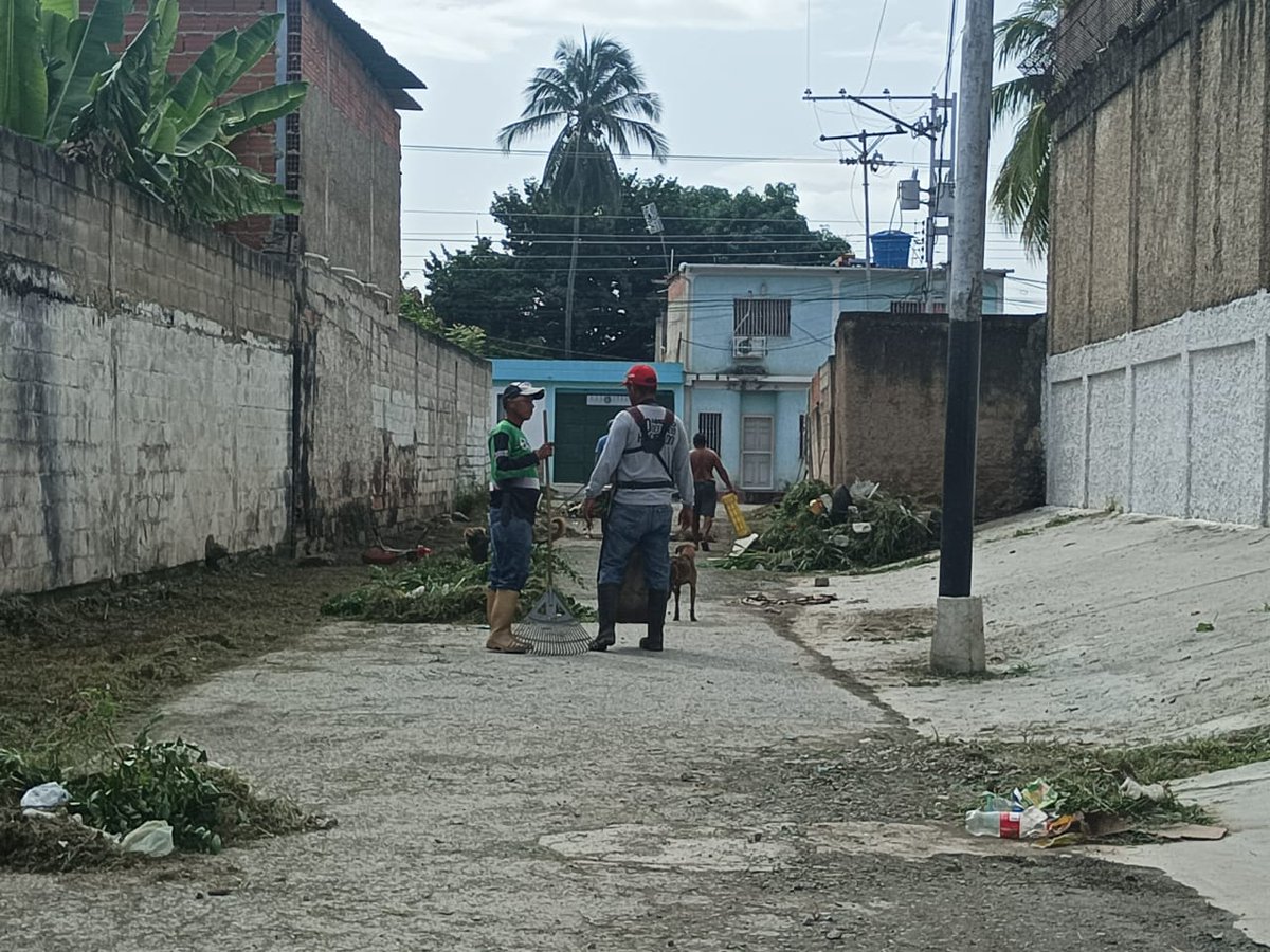 jefaturaSm2's tweet photo. #1jul Se inicia la sustitucion de Colector de 100 metros lineales con tubería de 10" en la calle Los Nísperos de la comunidad El Naranjal Cumpliendo orientación de nuestro Pte @ConMaduroMas_ y la alcaldesa @johanitakenpo
Seguimos Trabajando porque La Esperanza está en la calle 🫶 https://t.co/JrU4fypZUY