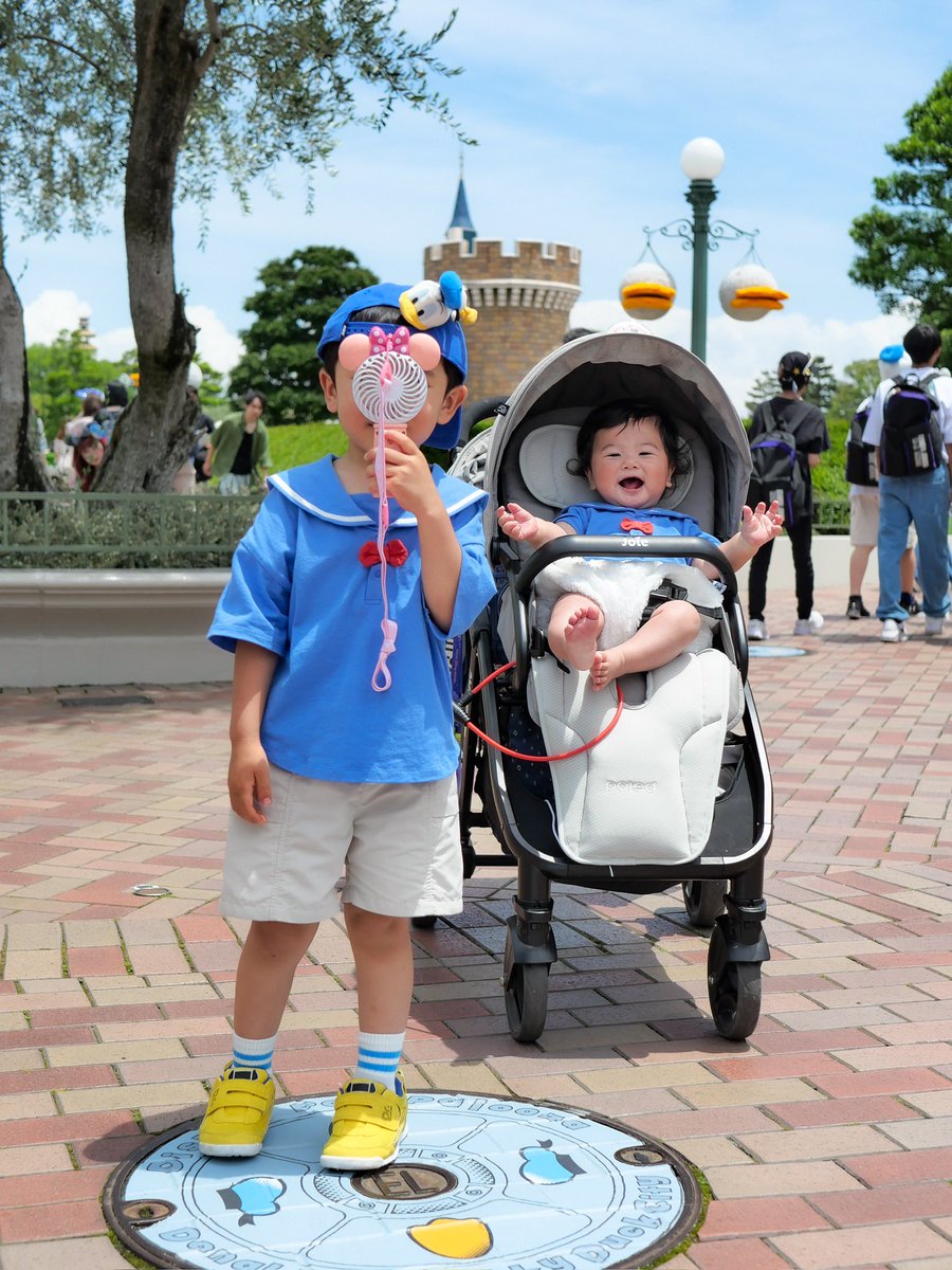 ohmw185's tweet photo. 現在9ヶ月の息子👶🏻
これから初めての夏を過ごすので
ファン付きベビーカーシートを購入🌿
寝起きに全然汗をかいてないのがすごい！
これで夏のお出かけも安心☺️
ディズニーランドでも大活躍です✨✨

#エアラブ #コルルでエアラブ
#エアラブ4 #ドーナツ #クールグレー https://t.co/hmpbKke8is