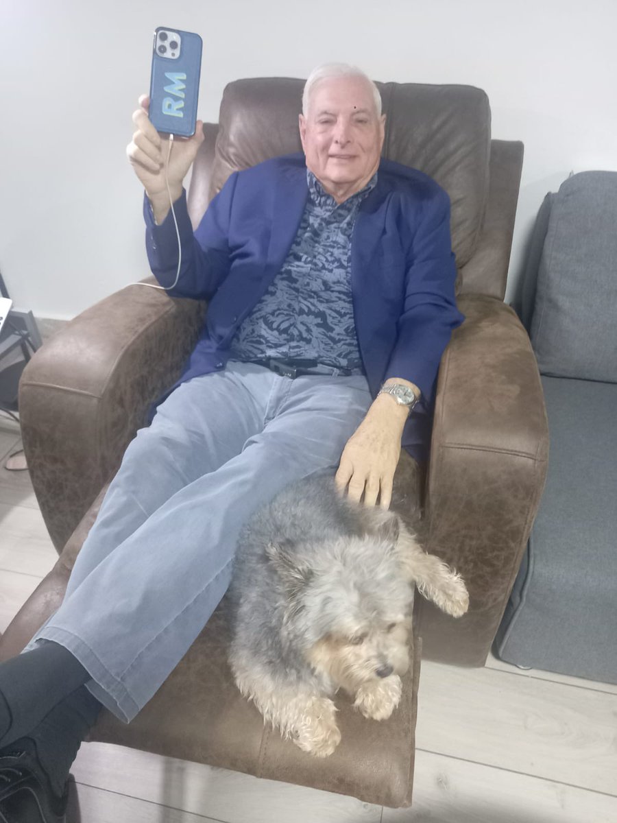 Viéndolo junto con el asilado Bruno el cambio de mando en la asamblea nacional donde la alianza gubernamental y sus aliados elegirá a la Licenciada Dana Castañeda del Partido Realizando Metas RM como Presidenta de la Asamblea Nacianal. <a href="/somosrmpa/">Realizando Metas</a>
