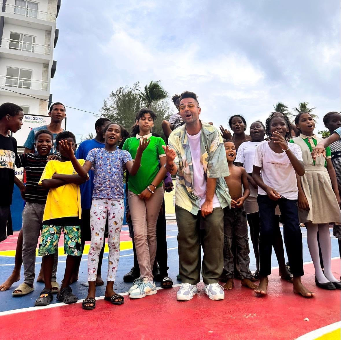 My new friends from Dominican Republic, who sang with me Puerto Rico, after learning it on spot 🙌🏻🩵 
#PuertoRico #NewMusic #FlyProject #outnow