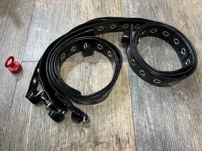ぴたけっと3にて購入させていただいた拘束ベルト。知ってる人は知っているあのシステムなので、サクッと拘束遊びを楽しめる逸品!
特にラバーはベルトのバックルに気を使うので相性も良き
→テカテカカスタムさんにて!
@TekaTekaCustoms 