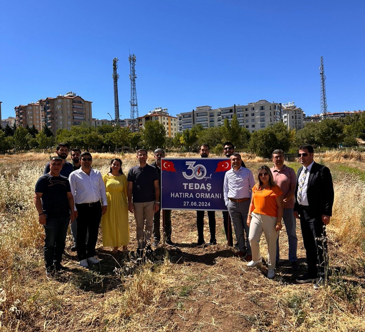 TEDASKurumsal's tweet photo. Kurumumuzun kuruluşunun 30. yılı dolayısıyla, 11. Bölge  Müdürlüğümüzde (Elazığ) hatıra ormanı için fidan dikimi gerçekleştirildi.🌲
#TEDAŞ30Yaşında https://t.co/5Ls4XUWAfM
