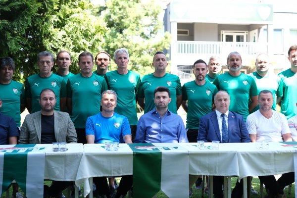 BSAkademi's tweet photo. Vakıfköy'de yeni sezonun görev dağılımı belli oldu. 

Başta Gençlik Geliştirme Program Sorumlumuz Mesut Ünal olmak üzere tüm hocalarımıza ve futbolcu kardeşlerimize başarılarla dolu bir sezon diliyoruz. https://t.co/P2LpRDtkAW