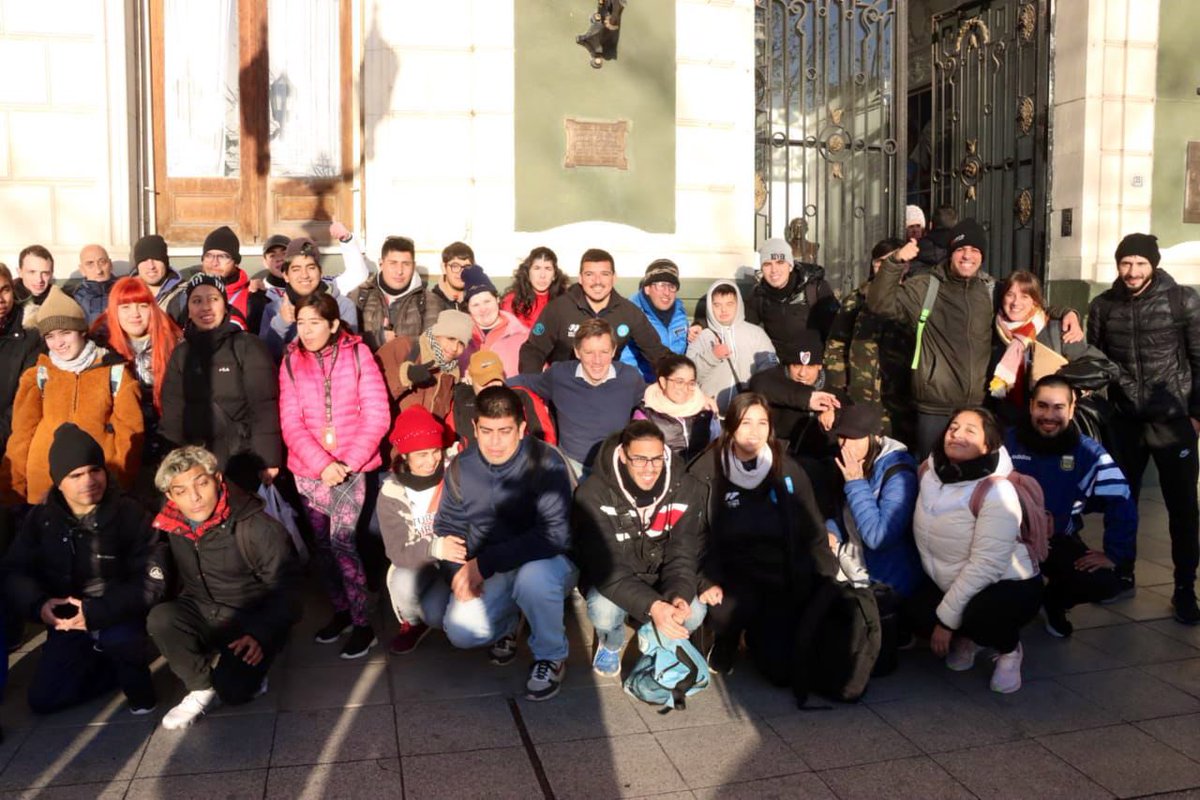 jaimemendezh's tweet photo. Esta mañana, en la puerta del municipio, despedimos a más de 80 chicos del Club de la Inclusión, que fueron a conocer el estadio Monumental de @RiverPlate
En el Club de la Inclusión realizamos actividades deportivas para personas con discapacidad #SanMiguel https://t.co/TFb7A0Ii7B