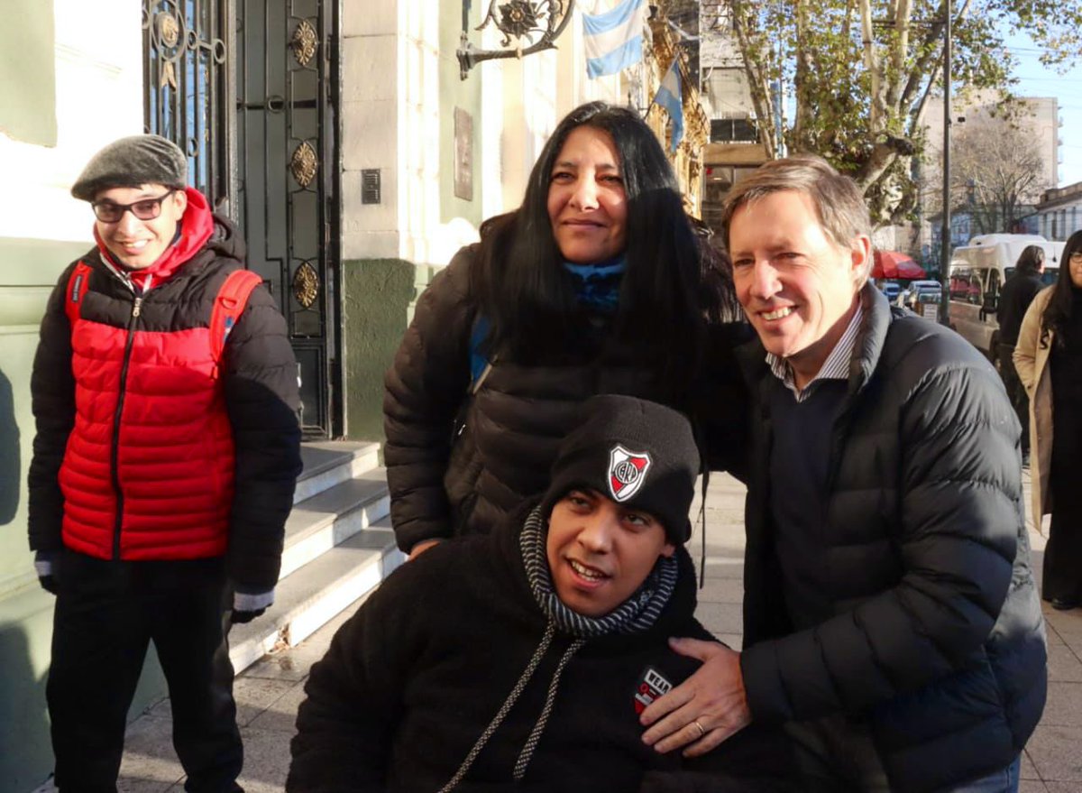 jaimemendezh's tweet photo. Esta mañana, en la puerta del municipio, despedimos a más de 80 chicos del Club de la Inclusión, que fueron a conocer el estadio Monumental de @RiverPlate
En el Club de la Inclusión realizamos actividades deportivas para personas con discapacidad #SanMiguel https://t.co/TFb7A0Ii7B