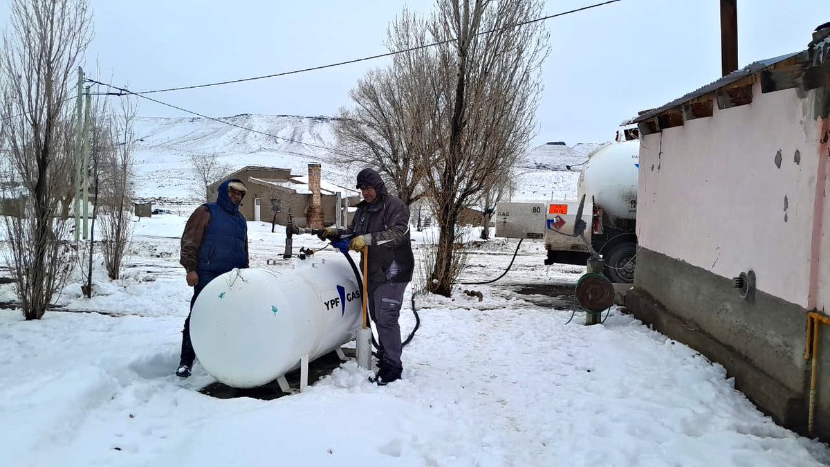 EnergiaRN's tweet photo. #PlanCalor🔥 Ya está disponible el cronograma de recargas de garrafones de julio.
❄️A pesar de las fuertes nevadas, continuamos llegando a cada rincón de nuestra Provincia.
🤳🏼+Info: https://t.co/EN7GEQj1vc https://t.co/i4qu73B3Q4