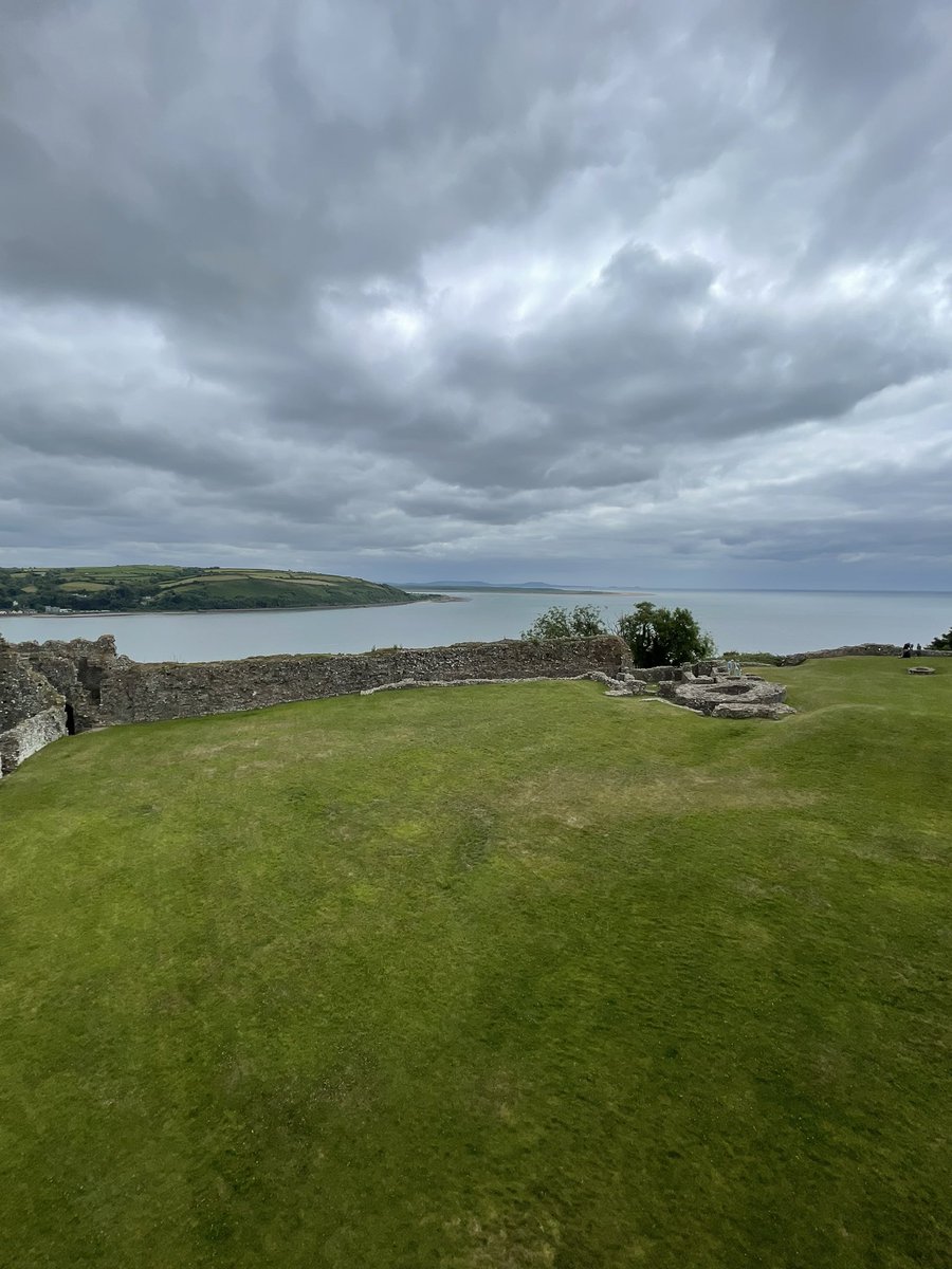 Chemhands's tweet photo. Good to have some time off from the renovation at @llansteffan 🏴󠁧󠁢󠁷󠁬󠁳󠁿. What a wonderful place; castle, beach, walks, and cafe. https://t.co/oWkJiQj6U8