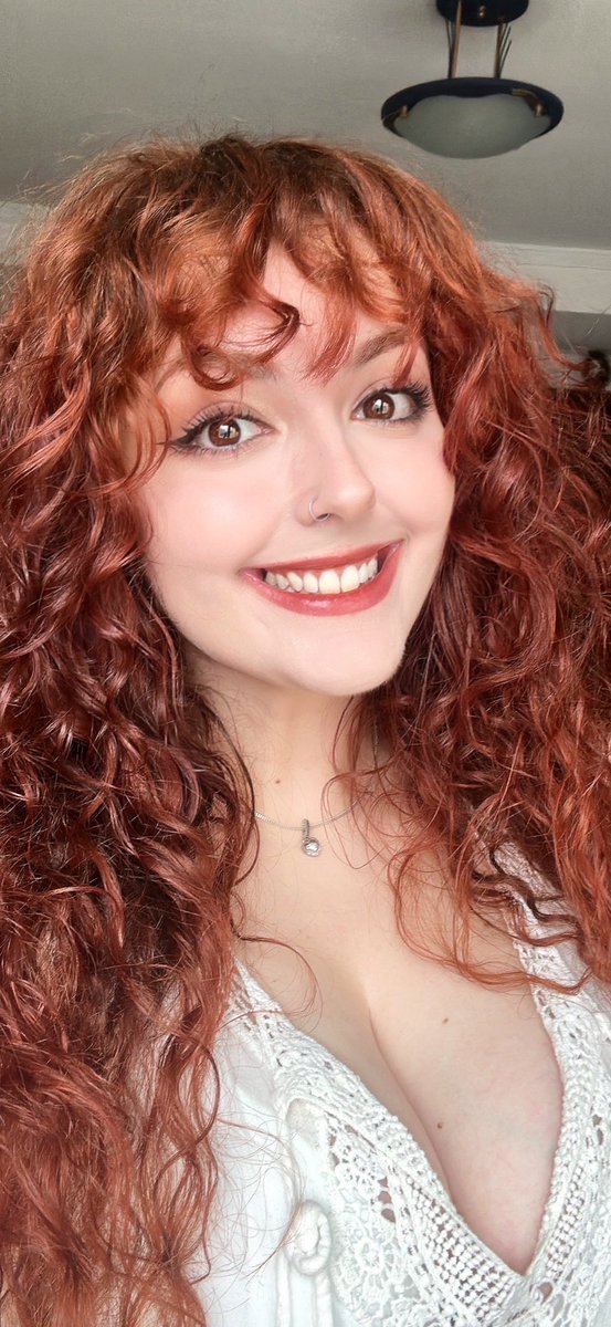 Holis!

Aún estoy algo cansada pero feliz de cómo han ido estos eventos 🥹

Estoy intentando sacar algunos pedidos en estos días, así que iré mandando mensajes 😌

Ahora por la Summer que intentaré ir los 3 días de cosplay a ver si no me arrepiento 🥴