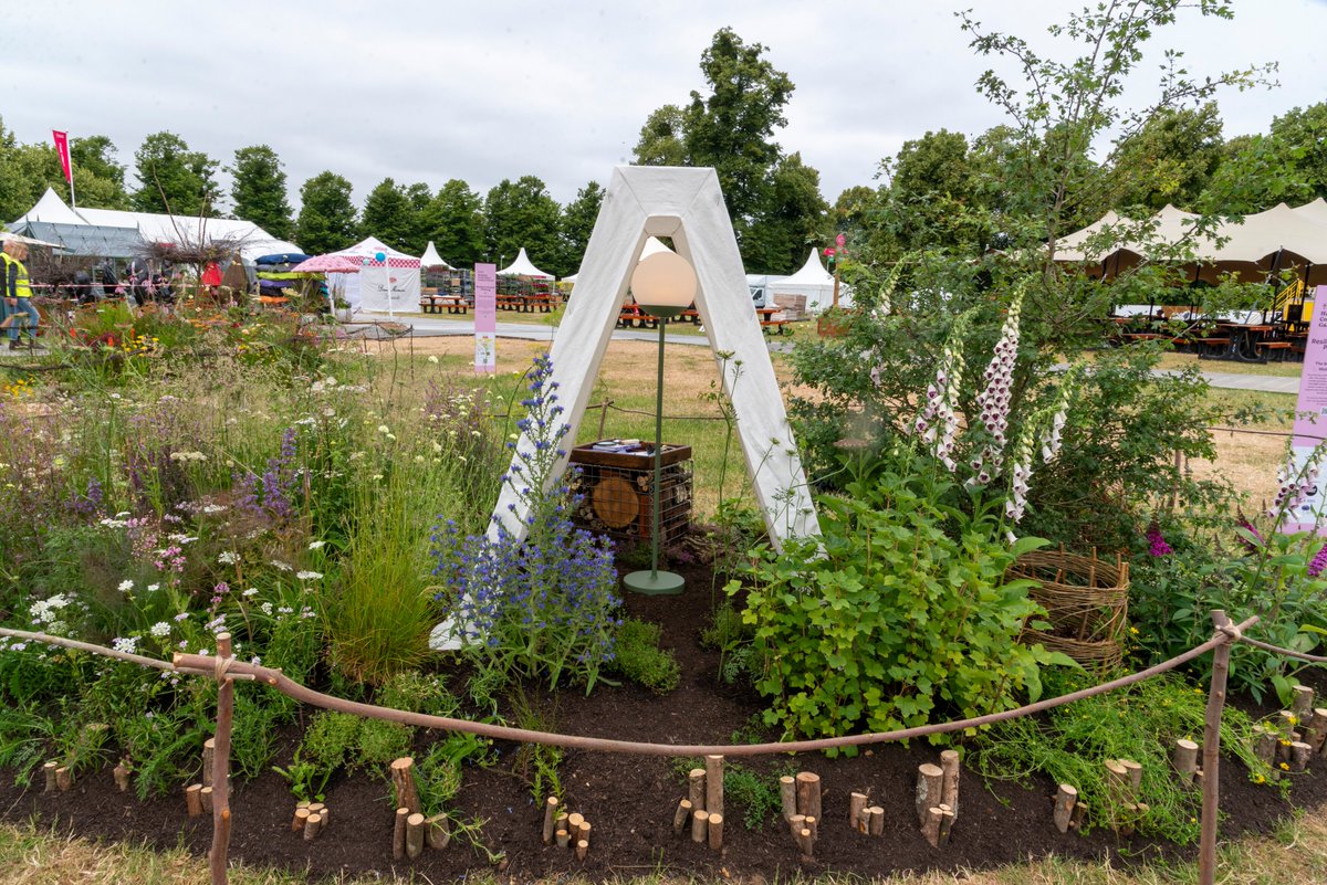 The_RHS's tweet image. Coming to #RHSHamptonCourt? Keep your eyes peeled for a number of key themes!

From a focus on peat-free and edibles to resilient pocket planting and gardens living on after the show, there's plenty of inspiration to sink your teeth into 🌸

Discover more: rhs.org.uk/shows-events/r…