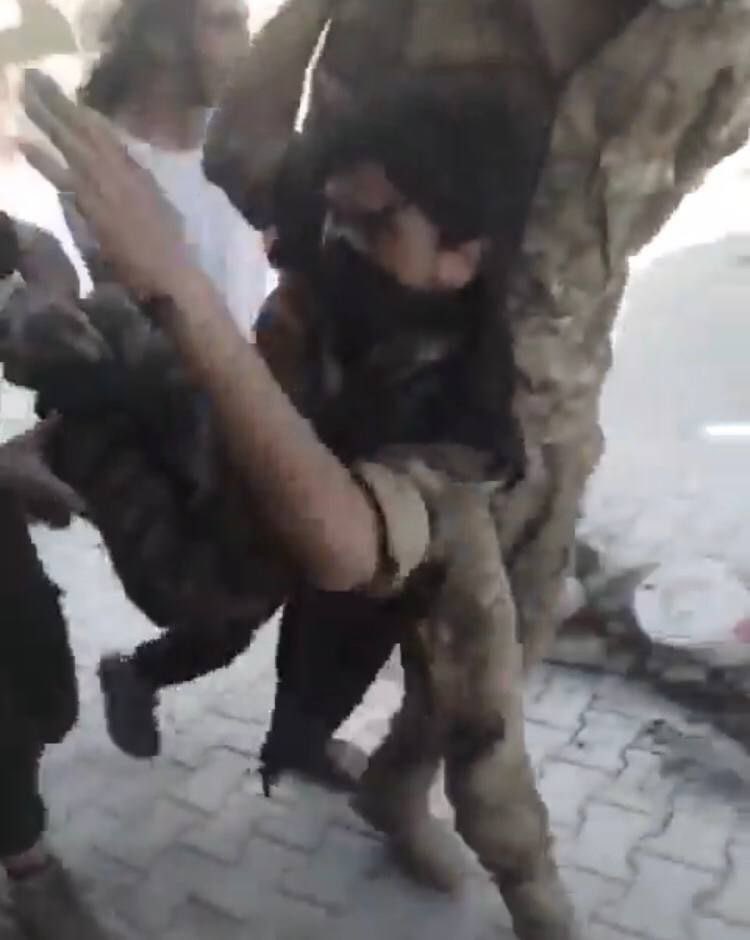 Tc_Tug's tweet photo. Afrin'de Türk bayrağımızı indirmeye çalışan bir isyancı, SMO tarafından vuruldu.

 #suriyeliler ananızı analarını mülteci https://t.co/tCcK3YBKeH