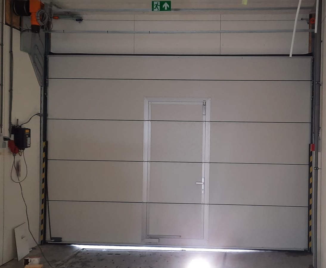 Rolflex's tweet photo. Sometimes it comes down to the millimeter. In this project, there was not enough space for an overhead door in this small building at the ATM waste treatment facility. The Compact door fit exactly and could be installed without any hindrance or major renovations. #space-saving https://t.co/VBBcQuoyEd