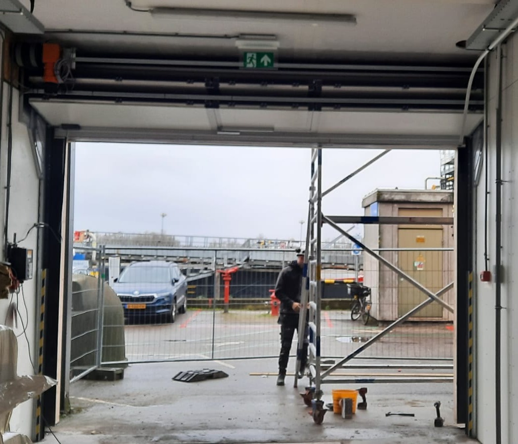 Rolflex's tweet photo. Sometimes it comes down to the millimeter. In this project, there was not enough space for an overhead door in this small building at the ATM waste treatment facility. The Compact door fit exactly and could be installed without any hindrance or major renovations. #space-saving https://t.co/VBBcQuoyEd