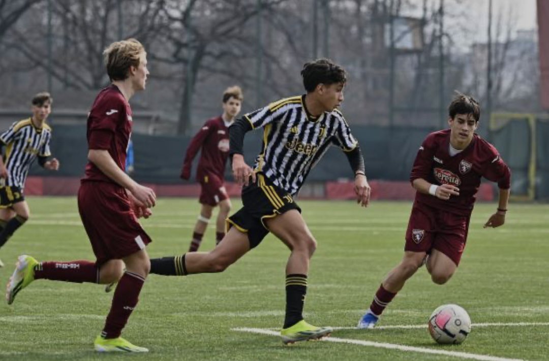 papi_pereda's tweet image. Peruanos🇵🇪 en inferiores en Europa:

- Felipe Chávez (Bayern Múnich🇩🇪) 17
- Franco Giambavicchio (Juventus🇮🇹) 15
- Philipp Eisele (Frankfurt🇩🇪) 17
- Aitor Aranguren (Alaves🇪🇸) 17
- Nicolás Cairo (Sassuolo🇮🇹) 16
- Julian Sempertegui (Levante🇪🇸) 16
- Emil Reyes (Hammarby🇸🇪) 16