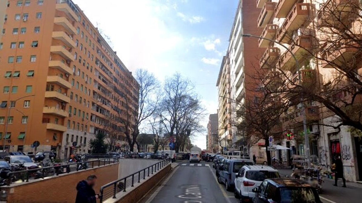 Ancora palazzi senz'acqua a Roma, situazione fuori controllo. E un anziano minaccia il suicidio dlvr.it/T91Lxr