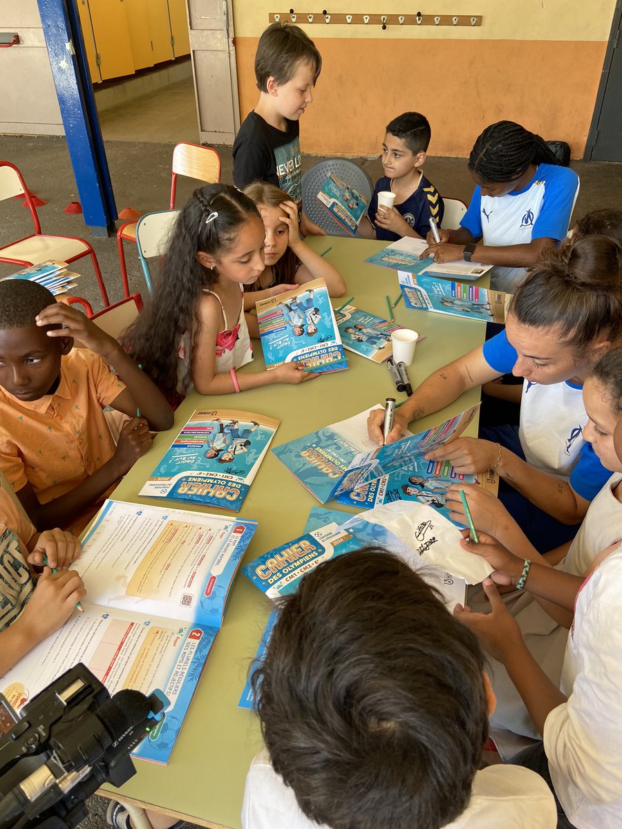 AcAixMarseille's tweet photo. Distribution du cahier parascolaire de l’OM qui est offert à tous les élèves de #Marseille débutant le cycle 3 (depuis 2019) dans le cadre du partenariat avec @omfondation 
➡️ 6 disciplines : français, maths, histoire/géo, EMC, anglais, art &amp; science
➡️ pédagogique créative https://t.co/a4kzslSjiP