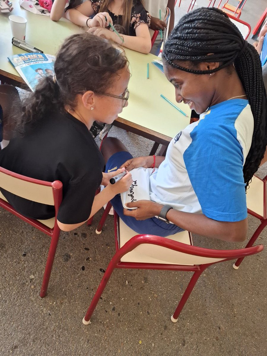 AcAixMarseille's tweet photo. Distribution du cahier parascolaire de l’OM qui est offert à tous les élèves de #Marseille débutant le cycle 3 (depuis 2019) dans le cadre du partenariat avec @omfondation 
➡️ 6 disciplines : français, maths, histoire/géo, EMC, anglais, art &amp; science
➡️ pédagogique créative https://t.co/a4kzslSjiP