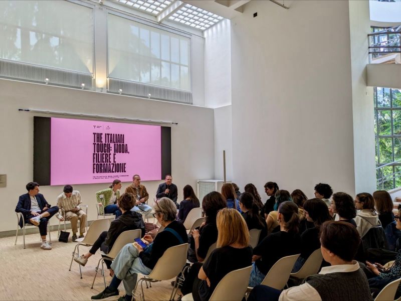 ItaliaValore's tweet photo. Si è svolto oggi, presso lo Spazio Cuore di Triennale Milano, il talk “The Italian Touch: moda, filiere e formazione”, che ha visto protagonisti Elisabetta Boanini docente di restauro tessile Scuola di Restauro di Botticino, Tiziano Guardini
Fashion Designe https://t.co/lSRutQUES1