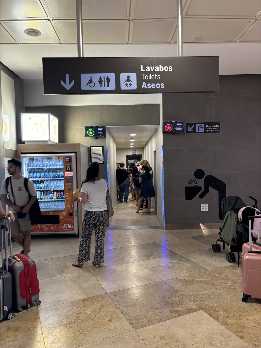 Ximo Garcia (@ximogarciap) on Twitter photo No nos merecemos este aeropuerto en Valencia… Llueve (mucho, sí) unas pocas horas y todo saturado. Vuelos retrasados, colas en aseos, gente sin asiento, apenas cuatro puestos para abrir el portátil, mala cobertura, oferta pobre de restauración… <a href="/aena/">Aena</a> <a href="/ppopular/">Partido Popular</a> <a href="/transportesgob/">Ministerio Transportes y Movilidad Sostenible</a> No nos merecemos este aeropuerto en Valencia… Llueve (mucho, sí) unas pocas horas y todo saturado. Vuelos retrasados, colas en aseos, gente sin asiento, apenas cuatro puestos para abrir el portátil, mala cobertura, oferta pobre de restauración… <a href="/aena/">Aena</a> <a href="/ppopular/">Partido Popular</a> <a href="/transportesgob/">Ministerio Transportes y Movilidad Sostenible</a>