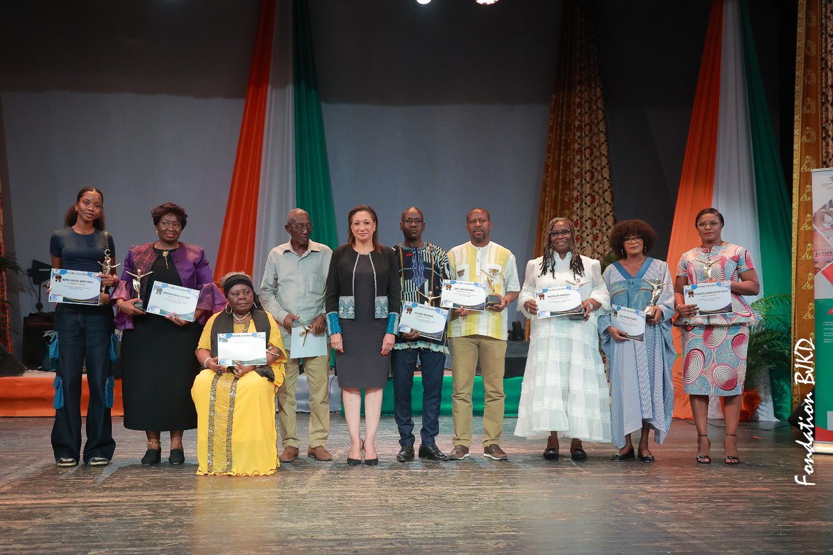BjkdFondation's tweet photo. Mme Janine DIAGOU, représentée par Mme Olga DJADJI, Présidente de la #FondationBJKD, a été honorée en tant que Pionnière du Mécénat à la 1ère édition du Festival de l'Art au Féminin. Le Prix a été remis par Mme Françoise REMARCK, Ministre de la Culture et de la Francophonie. https://t.co/OOkZKt9fOK