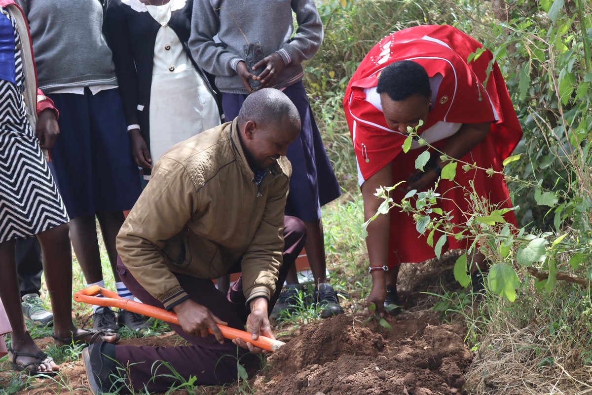 BsiKenya's tweet photo. Plant a tree, make a better world.Tree planting activity in Piliwa Secondary school in Kajiado.Effects of the climate crisis are indiscriminate.Both the young and the old are affected. It is our responsibility to plant trees to reduce the effects.@WallaceGlobal 
#ClimateActionNow https://t.co/FrtdXTGfFv