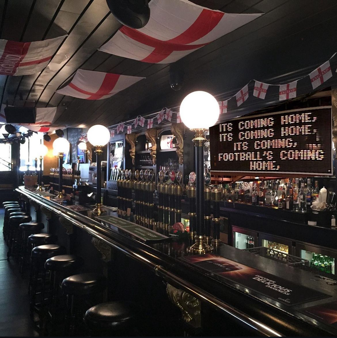Die Schweizer Fussbal-Nati spielt gegen #England. Das ist doch mal ein guter Grund, sich in den schönsten English Pubs der Schweiz das ⚽-Spiel anzuschauen. Vor allem, wenn es wieder regnet 😜. Dazu gehört auch das Lady Godiva Pub in Genf. #EURO2024 #HoppSchwiiz 📷©ladygodivapub