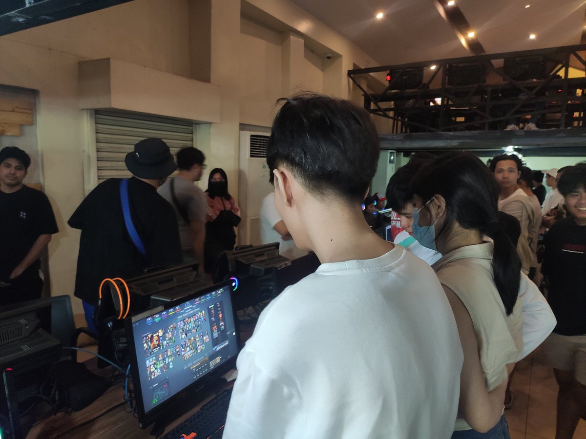 GoTrival's tweet photo. My first #dota2 LAN #tournament yesterday with the lan team. Finally met more of my online dota friends. It was quite a memorable experience, we got to the final 4 but we were not part of the 2 teams to advance. We'll do better next time. https://t.co/ZF3cpSCKHK
