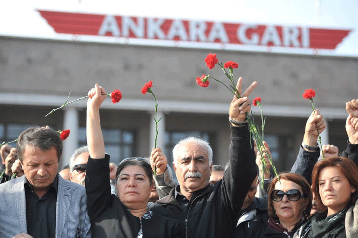 veliagbaba's tweet photo. Cumhuriyet  tarihinin en büyük katliamının nihai karar duruşmasında bir kez daha adalet talepleri yankılandı.
#10EkimAnkaraKatliamı davasında; 
📌Kamu görevlileri yargıdan kaçırıldı
📌Tutuklu 10 sanığa ağırlaştırılmış müebbet hapis cezası verildi.
📌IŞİD'li Erman Ekinci 101 kez ağırlaştırılmış müebbet cezası aldı
📌İnsanlığa karşı suçtan ceza alan olmadı