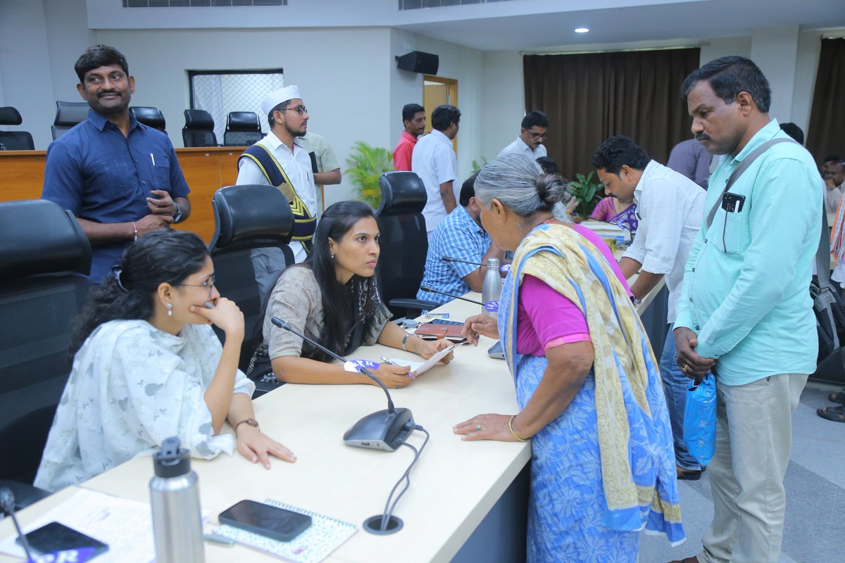 Collector_HNK's tweet photo. జిల్లా కలెక్టరేట్ సమావేశ మందిరంలో నిర్వహించిన ప్రజావాణి కార్యక్రమంలో పాల్గొని ప్రజల నుండి వినతి పత్రాలు స్వీకరించి సంబంధిత అధికారులను త్వరగా వినతుల సమస్యలు పరిష్కరించాలని ఆదేశించడం జరిగినది.
@TelanganaCMO
@TelanganaCS
@mpponguleti
@IKondaSurekha
@IPRTelangana https://t.co/5WYq5vChwW