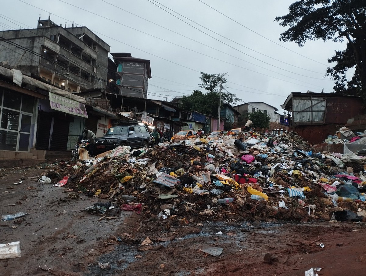 Capital city of #Cameroon - #Yaoundé.

July 1, 2024 ⏰ 6:18 - WAT.

Intra city road linking Bonas &amp; Ngoa-Ekelle neighbourhoods. Uncleared garbage nearly denying commuters passage. Whose fault?