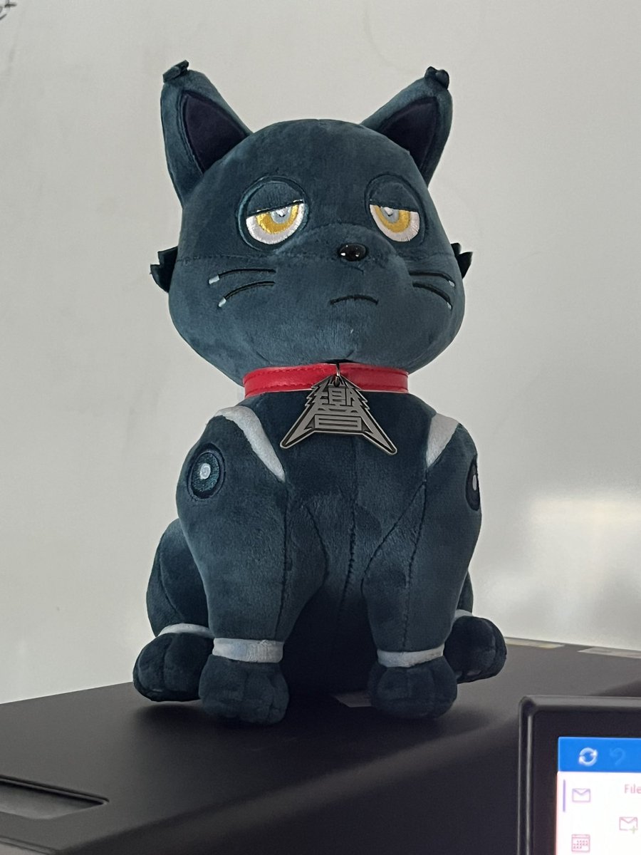 BFlannelJordan's tweet photo. I added some new friends to my desk 🙂 https://t.co/ZOV8I1lIjo