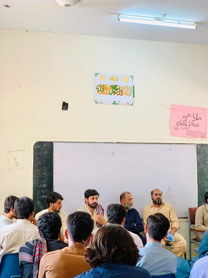 KohSUF's tweet photo. کوہ سلیمان یونائیٹڈ فورم کی جانب سےڈگری کالج  بارکھان میں ایک روزہ ایجوکیشنل سیمنار  منعقد کیا گیا
جس میں تعلیم اور لٹریچر کی معاشرے میں اہمیت" کے موضوع پر پینل ڈسکشن میں سیر حاصل گفتگو کی گئی۔
اور تمام طالبعلوں کو پاکستان بھر میں موجود یونیورسٹیوں میں داخلہ کے متعلق آگاہی دی گئی https://t.co/cxlnaAghz1