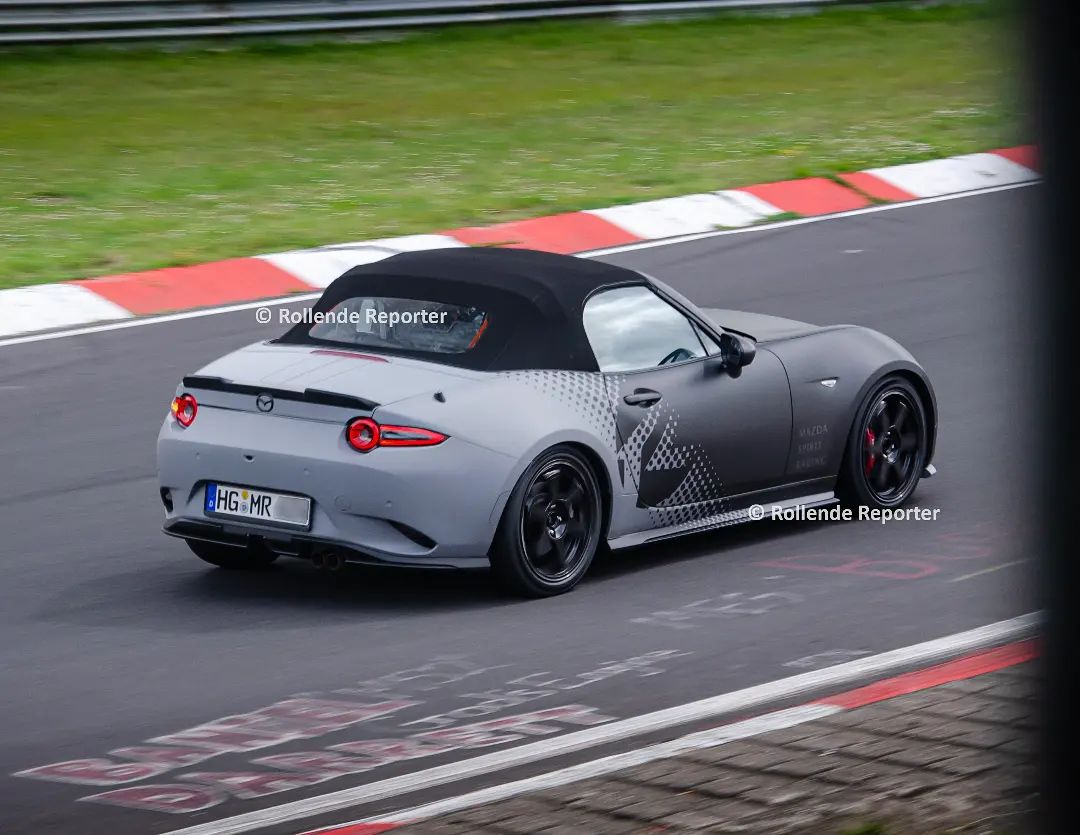 TopMiata's tweet photo. 🆕 Special edition or a new mule of the next generation? Spy shots by RollendeReporter on the #Nürburgring
#TopMiata #JDM #Mazda #Miata #MX5 #roadster #ndmiata #spyshot #carspy #newmiata #nd3 https://t.co/3FH8hnQ9xG