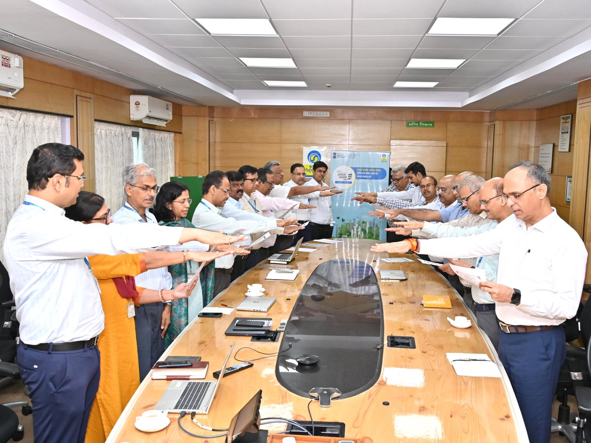 To commemorate the 9th Swachhta Pakhwada 2024, under the aegis of the Ministry of Petroleum &amp; Natural Gas, Shri G. Krishnakumar, C&amp;MD BPCL, administered the pledge in the presence of Shri VRK Gupta, Director Finance, Shri Sukhmal Jain, Director Marketing, Shri Raj Kumar Dubey,