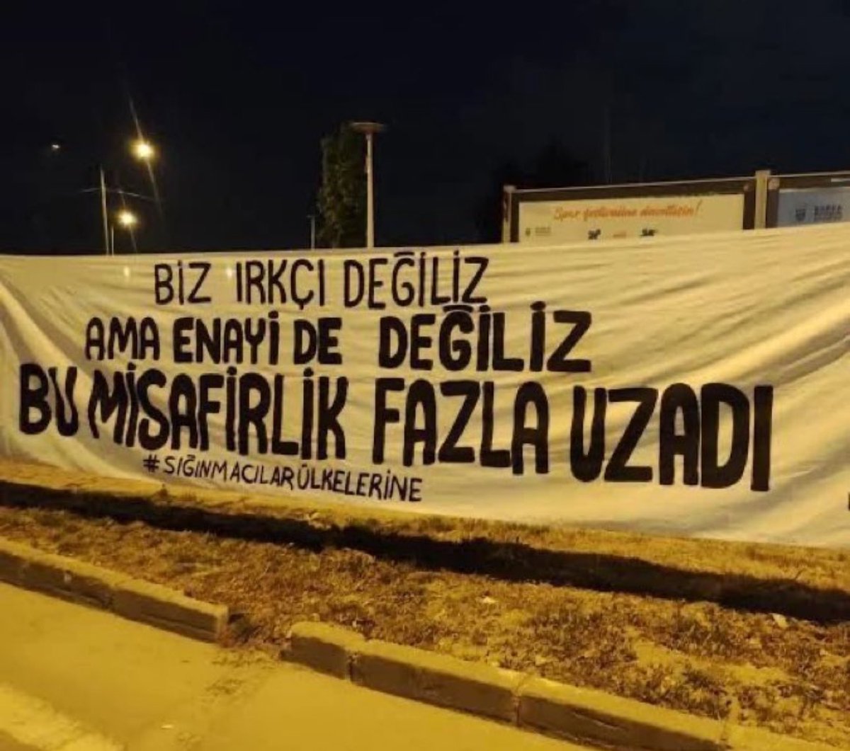 Bugün ırkçı olmak 10 sene sonra vatansız olmaktan iyidir...

#ülkemdesığınmacıistemiyorum