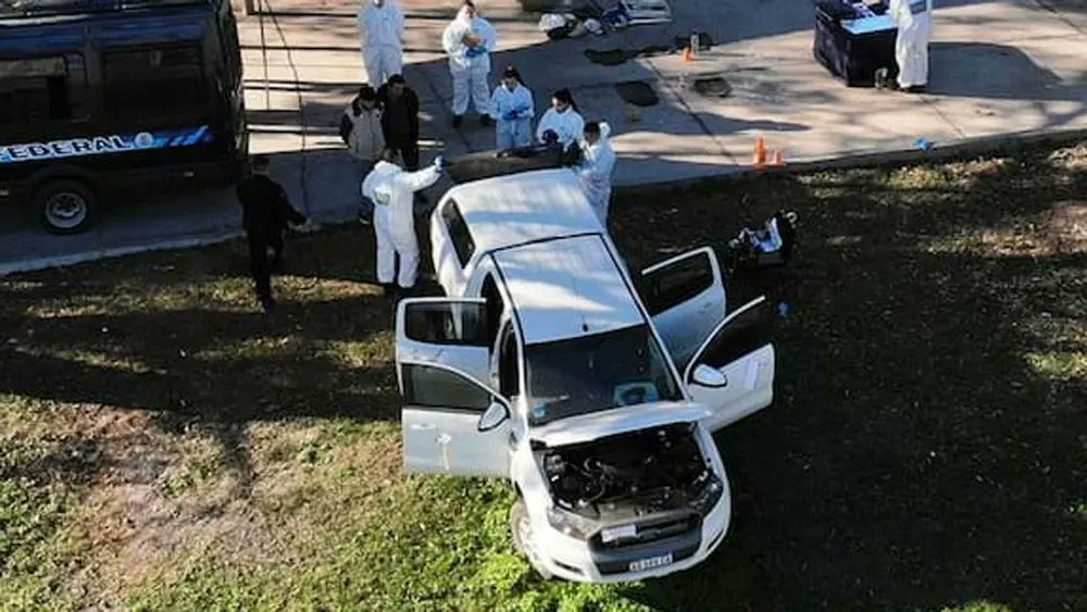 Tuvieron 18 días la camioneta de Pérez a la intemperie, en su momento no encontraron nada, ahora encontraron sangre en la rueda. 

Una camioneta lavada, 18 días tirada y analizada dos veces... Esto pasa cuando se mete el gobernador en un casó policial. 

#LoanDaniloPeña