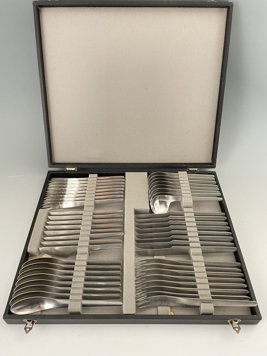 DecorativeArts1's tweet photo. For sale on the website (see link in bio). Delighted to have bought this rare original and complete mid century canteen of cutlery, 8 place settings of 6 pieces, an iconic piece of Danish design #arnejacobsen #antonmichelsen #danishdesign #midcenturymodern #designclassic https://t.co/J29EPIypit