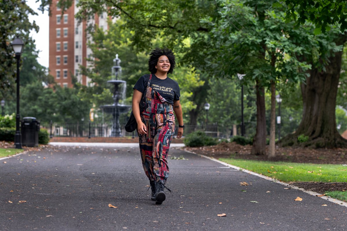 "I was born (a social worker), and I will die one": Meet Jae Lange, a #VCUSSW student whose lived experience has motivated them to work with populations experiencing homelessness &amp; housing instability. <a href="/VaHsgAlliance/">VA Housing Alliance</a> honored Jae this spring. Learn more: vcussw.info/Jae.