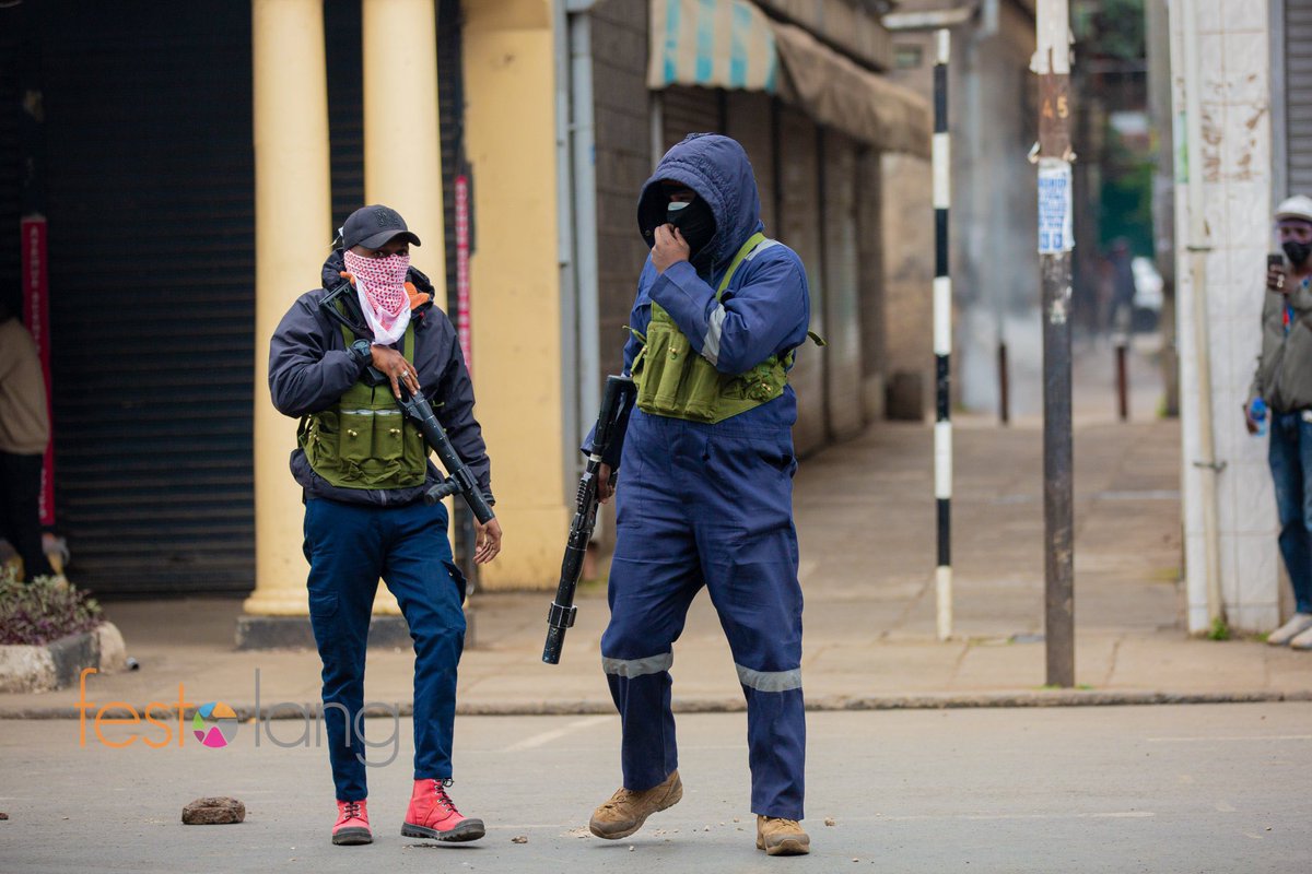 Plz we need the name of this two ... the were very serious