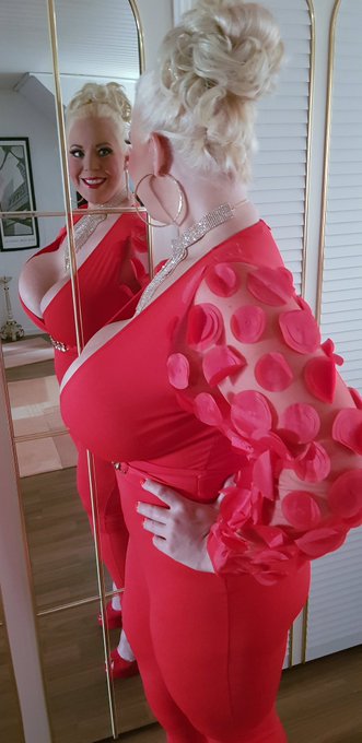 1 pic. I love this new red outfit, I hope you like it, I wish you a great Monday and a successful week