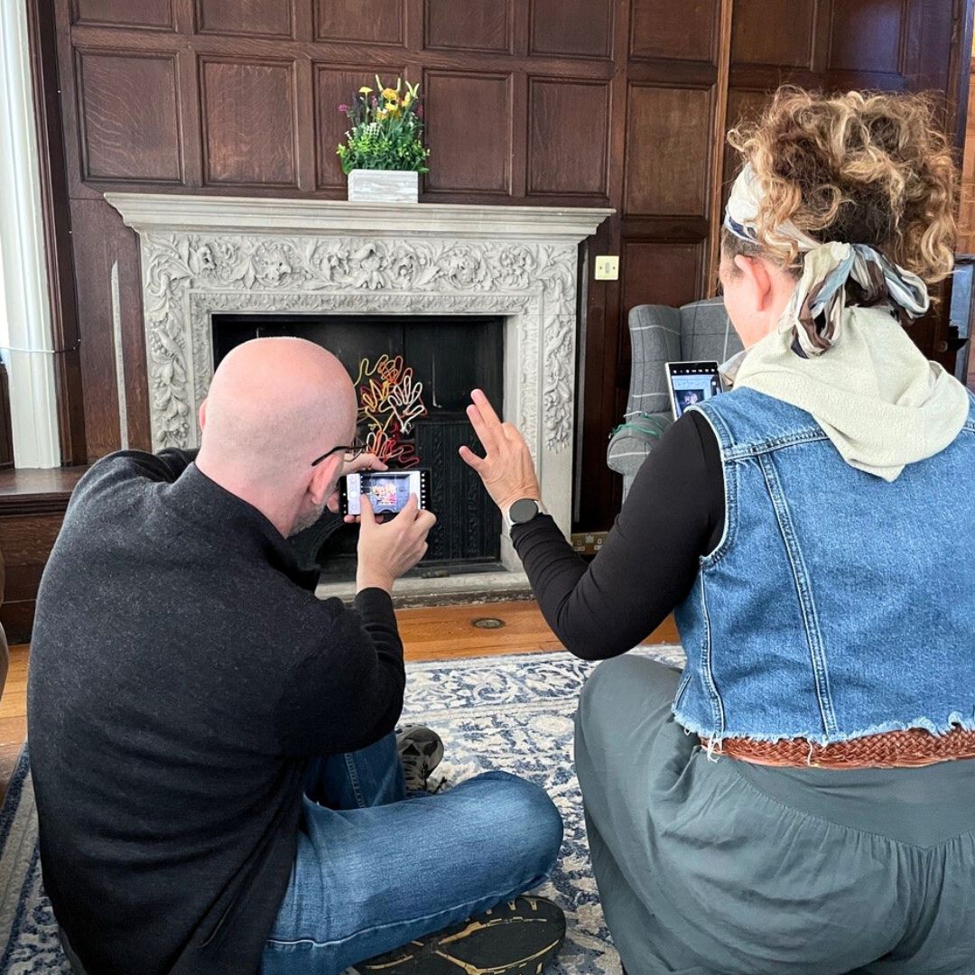 deafunity's tweet photo. Last month, Martin Glover held his final Deaf Eyes workshop on the stunning grounds of Kingswood, in South London. The workshop was a huge success, with a day full of crafts which will be exhibited very soon – so watch this space!
#crafts #deafunity #deafcommunity #deafarts https://t.co/5qYojPtGWQ