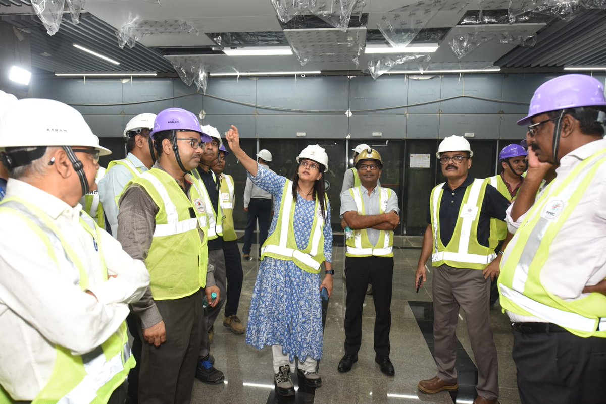 MumbaiMetro3's tweet photo. Ms. @AshwiniBhide MD, MMRC along with Mr. @SubodhGupta_ Director, (Projects), Mr. Rajeev, Director (Systems) and other senior officials of #MMRC visited #Siddhivinayak & #Shitladevi today and took a review of the progress of ongoing civil and system works at the stations. 

#AquaLine #MetroUpdates #MumbaiUnderground